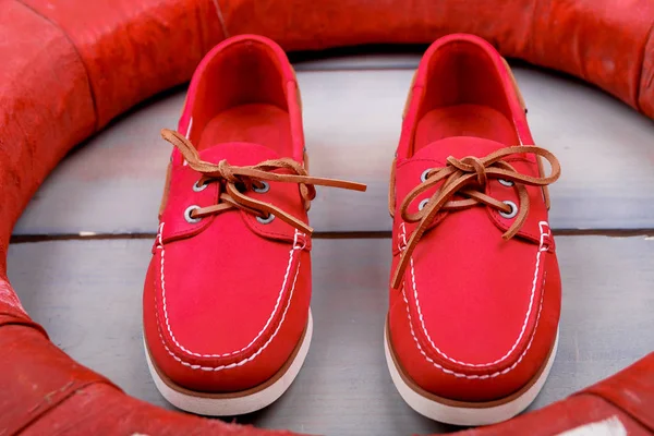 Zapatos Barco Rojos Sobre Fondo Madera Cerca Boya Salvavidas Vista —  Fotos de Stock