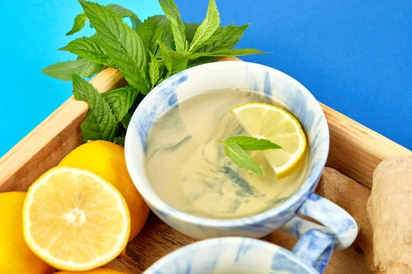 Sağlıklı Çay Iki Bardak Limon Zencefil Nane Bir Renk Arka — Stok fotoğraf