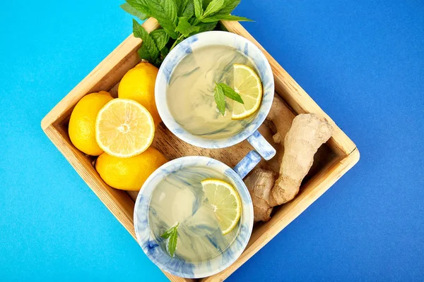 Sağlıklı Çay Iki Bardak Limon Zencefil Nane Bir Renk Arka — Stok fotoğraf