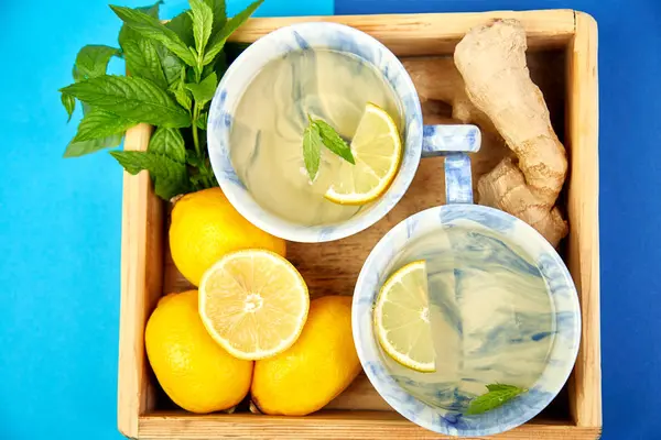 Sağlıklı Çay Iki Bardak Limon Zencefil Nane Bir Renk Arka — Stok fotoğraf