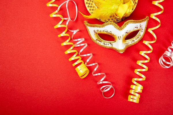 Máscara Carnaval Amarilla Blanca Sobre Fondo Rojo Imagen Vista Superior —  Fotos de Stock