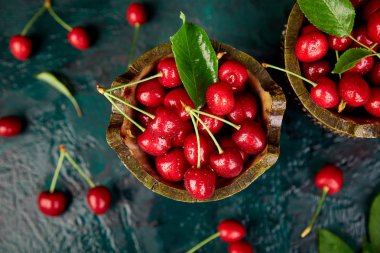 Kase yeşil zemin üzerine kırmızı kiraz. Yaz veya bahar kavramı. Hasat.