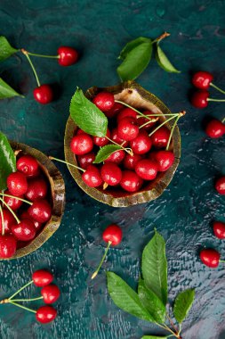 Kase yeşil zemin üzerine kırmızı kiraz. Yaz veya bahar kavramı. Hasat.