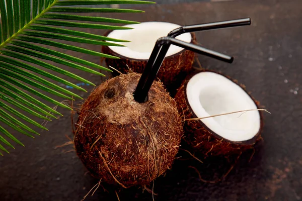 코코넛 칵테일 배경입니다 코코넛에서 칵테일 주스를 — 스톡 사진