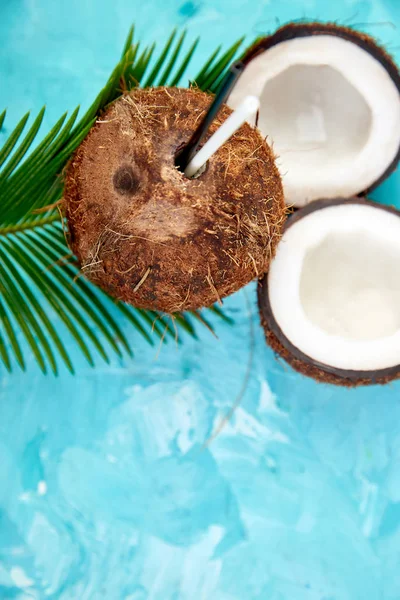 Coquetel Coco Fundo Azul Conceito Bebida Férias Verão Coquetéis Tropicais — Fotografia de Stock