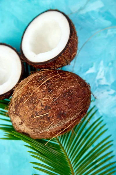 Coco Fresco Sobre Fundo Azul Deitado Espaço Cópia Conceito Comida — Fotografia de Stock