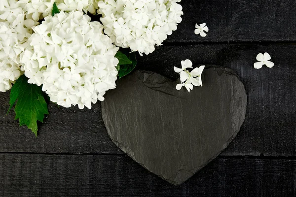 Día San Valentín Ramo Hortensias Flor Corazón Pizarra Sobre Fondo — Foto de Stock