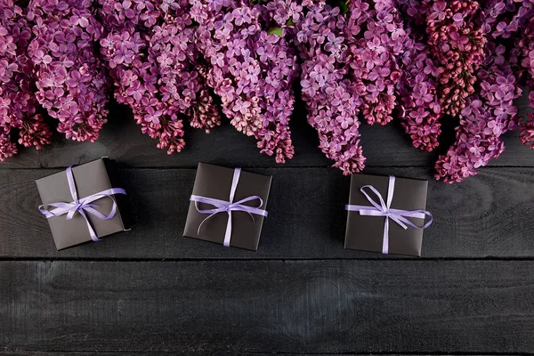 Czarne Małe Pudełka Zapakowane Wstążki Fiolet Fioletowy Urządzone Naturalnych Lilac — Zdjęcie stockowe
