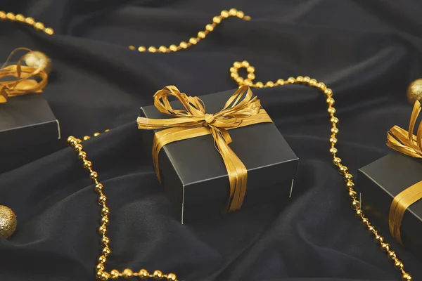 Luxo Caixas Presente Preto Com Fita Ouro Sobre Fundo Brilho — Fotografia de Stock