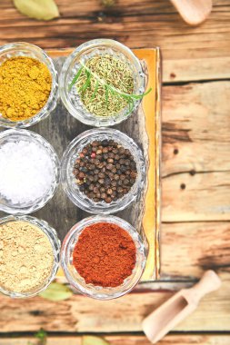 Arka plan baharat, düz yatıyordu. Baharat ve ot baharat taze ve kuru otlar ve baharatlar kase. Renkli çeşitli otlar ve baharatlar ahşap rustik arka plan üzerinde yemek pişirmek için. Üstten görünüm. Kopya alanı