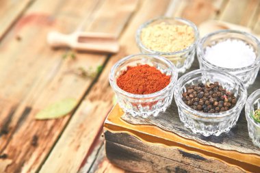 Arka plan baharat. Baharat ve ot baharat taze ve kuru otlar ve baharatlar kase. Renkli çeşitli otlar ve baharatlar ahşap rustik arka plan üzerinde yemek pişirmek için. Kopya alanı.