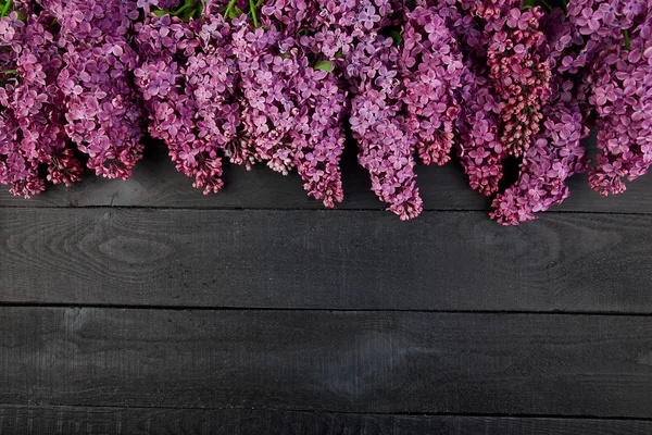 Hermoso Ramo Flores Color Lila Sobre Fondo Madera Negro Primavera — Foto de Stock