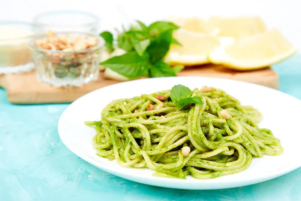 Włoski Makaron Spaghetti Pesto Bazyliowym Domu Parmigiano Niebieskim Tle Zdrowe — Zdjęcie stockowe