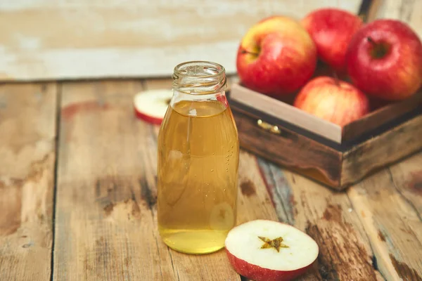 Vinaigre Cidre Pomme Bouteille Verre Vinaigre Pomme Biologique Sur Table — Photo