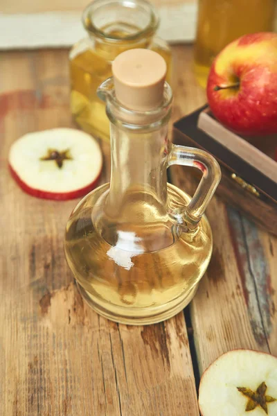 Vinagre Manzana Botella Vidrio Vinagre Orgánico Manzana Sobre Mesa Madera — Foto de Stock