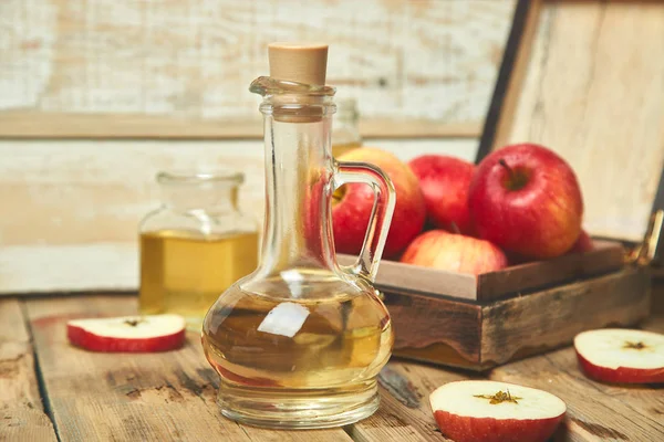アップル サイダーの酢 木製のテーブルに有機アップルビネガーのガラス瓶 健康的な有機の飲み物食べ物 秋の赤いリンゴに近い新鮮なサイダーのボトル 素朴な背景 テキスト用のスペース — ストック写真