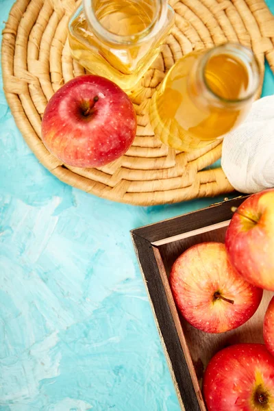 Botella Vidrio Vinagre Orgánico Manzana Sobre Fondo Azul Vinagre Manzana — Foto de Stock