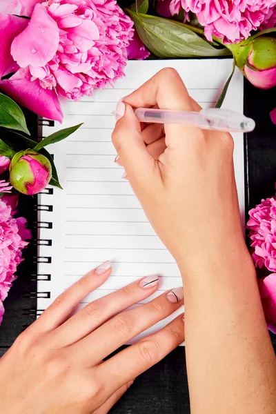 Uma Mulher Escrevendo Diário Carta Nota Flores Peônia Fundo Preto — Fotografia de Stock