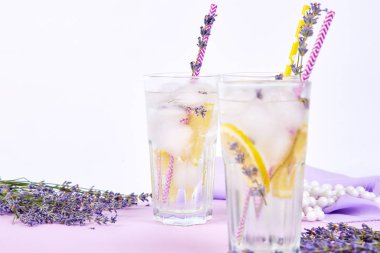 Lavanta Limonata limon ve mor zemin üzerine buz. Suyu detoks. Yaz içeceği. Diyet kokteyl. Güzel.