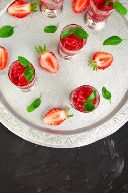 Çilek şerbetler serinletici yaz, granita içecek gözlük gümüş tepsi üzerinde hizmet içinde slush. Sağlıklı düşük kalorili yaz tedavi, tatlı. Siyah arka plan üzerine Buzlu kokteyli. Düz yatıyordu. Kopya girintili