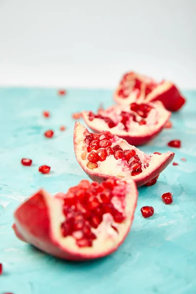 Half Pomegranate Fruit Blue Background Fresh Red Ripe Pomegranate Seeds — Stock Photo, Image