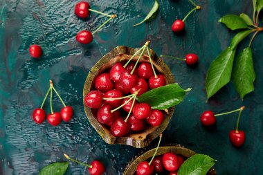 Kase yeşil zemin üzerine kırmızı kiraz. Yaz veya bahar kavramı. Hasat.