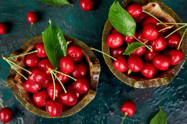 Kase yeşil zemin üzerine kırmızı kiraz. Yaz veya bahar kavramı. Hasat.
