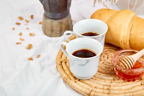 Reggelt Két Csésze Kávé Croissant Lekvár Reggeli Fehér Ágynemű Fenti — Stock Fotó