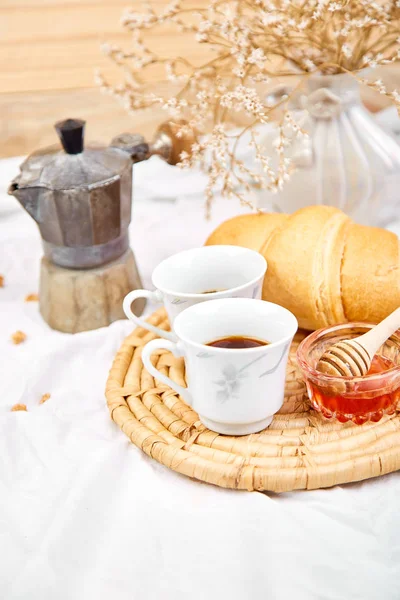 Доброе Утро Две Чашки Кофе Круассаном Джемом Завтрак Белых Простынях — стоковое фото