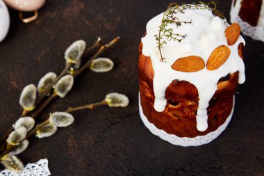 Mutlu Paskalya, Paskalya kompozisyon Ortodoks tatlı kek, ekmek, kulich ve yumurta, koyu arka plan üzerinde willows. Paskalya Tatilleri kahvaltı kavramı. Kopya alanı.