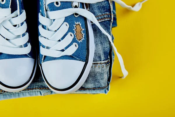Zapatillas Jeans Azules Femeninos Masculinos Denim Sobre Fondo Papel Amarillo — Foto de Stock