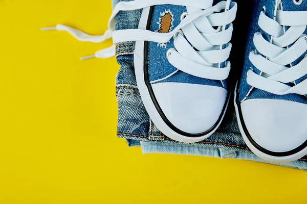 Zapatillas Jeans Azules Femeninos Masculinos Denim Sobre Fondo Papel Amarillo — Foto de Stock