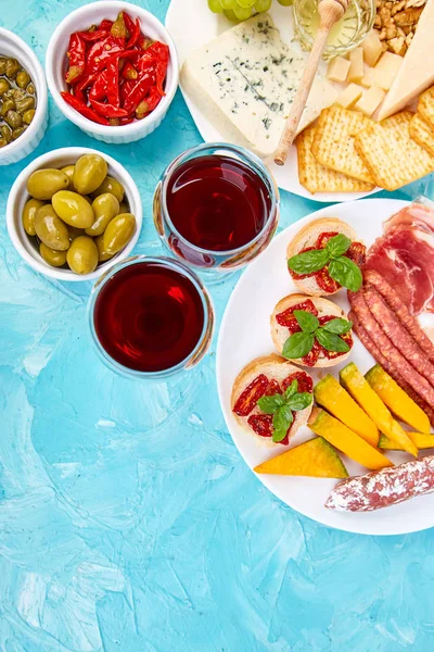 意大利反葡萄酒小吃套餐 防狼餐饮拼盘与干 萨拉米 刷在蓝色的背景 意大利食品配料 地中海 — 图库照片