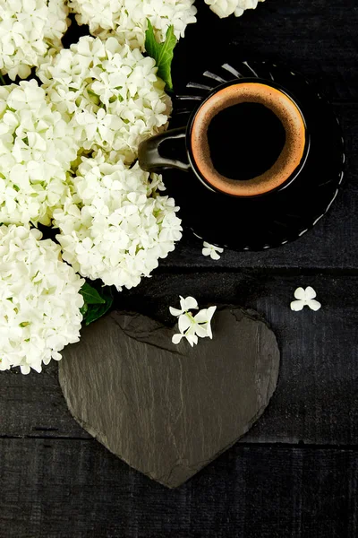 Valentine Den Šálek Kávy Kytici Květ Hortenzie Břidlice Srdcem Černém — Stock fotografie