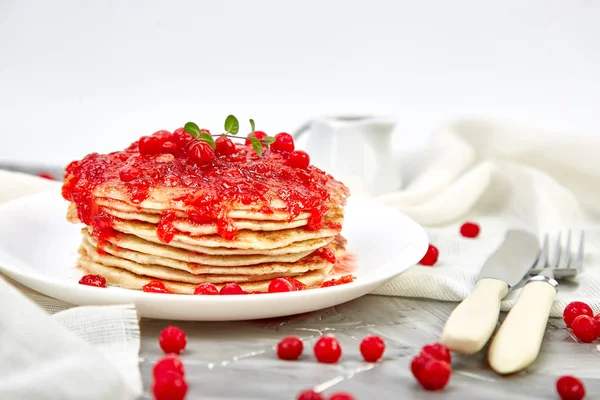 Amerikaanse Pannenkoek Met Jam Berry Viburnum Cranberry Grijze Achtergrond Huisgemaakte — Stockfoto