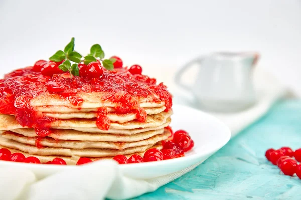 Amerikaanse Pannenkoek Met Jam Berry Viburnum Cranberry Blauwe Achtergrond Huisgemaakte — Stockfoto