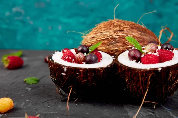 Frukt Sallad Agrus Krusbär Rasbberry Coconut Shell Skål Svart Bordsbakgrund — Stockfoto