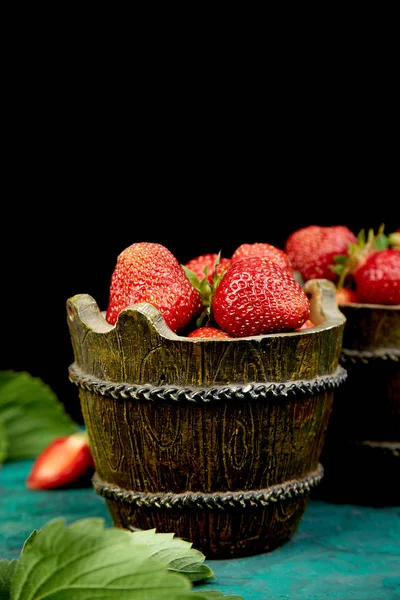 Fragola Nella Ciotola Fondo Verde Ricevuto Frutta Fresca Sana Cibo — Foto Stock