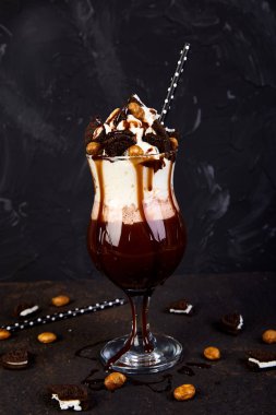 Çikolata, kurabiye ve tatlı ile aşırı milkshake. Deli freakshake. Uzay kopyalayın. Gıda eğilim. Overshake