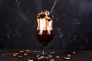 Çikolata, kurabiye ve tatlı ile aşırı milkshake. Deli freakshake. Uzay kopyalayın. Gıda eğilim. Overshake