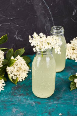 Kombucha çayı elderflower yeşil arka plan ile. Ev yapımı infüzyon içecek fermente. Yaz sağlıklı doğal probiyotik içki aromalı. Kopya girintili