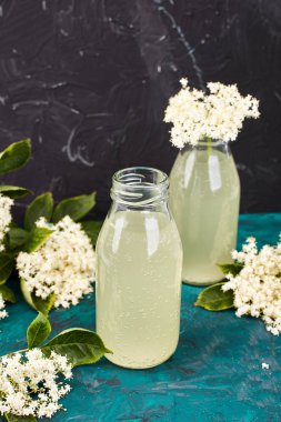 Kombucha çayı elderflower yeşil arka plan ile. Ev yapımı infüzyon içecek fermente. Yaz sağlıklı doğal probiyotik içki aromalı. Kopya girintili
