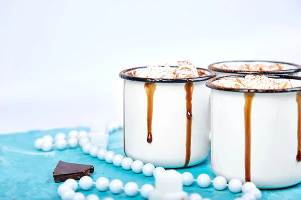 Chocolate Caliente Con Caramelos Malvavisco Sobre Fondo Azul Hermoso Hora — Foto de Stock