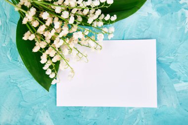 Lily vadi kartpostal, boş kağıt yakınındaki buket. Günaydın. Kadın ya da anneler günü tebrik. Düz yatıyordu. Uzay kopyalayın. Bahar