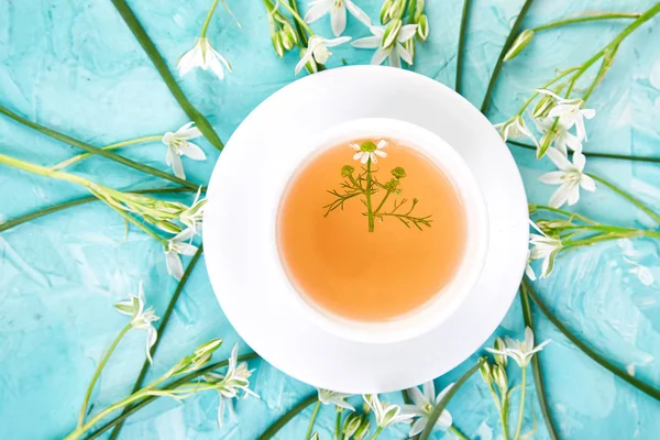 Flor Alrededor Taza Manzanilla Sobre Fondo Azul Buenos Días Saludo — Foto de Stock