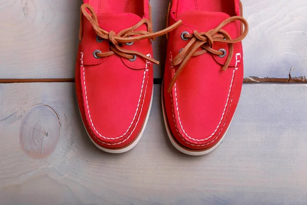Zapatos Barco Rojos Sobre Fondo Madera Vista Superior Cerca Acostado —  Fotos de Stock