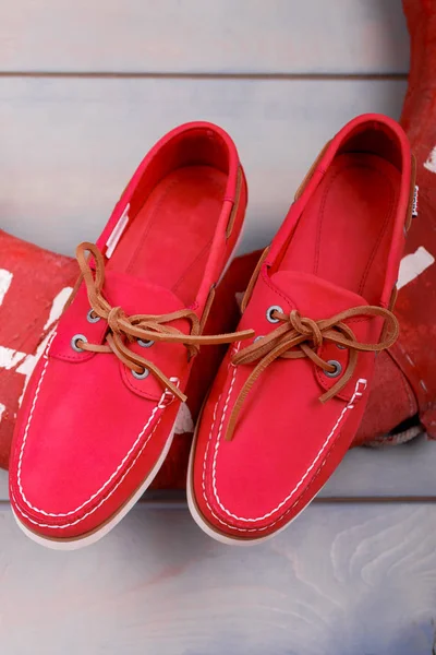 Zapatos Barco Rojos Sobre Fondo Madera Cerca Boya Salvavidas Vista —  Fotos de Stock