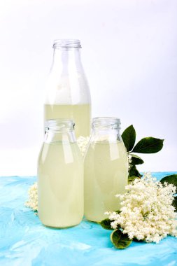 Kombucha çayı elderflower çiçek mavi arka plan ile. . Ev yapımı infüzyon içecek fermente. Yaz sağlıklı doğal probiyotik içki aromalı. Kopya girintili
