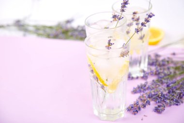 Lavanta Limonata limon ve mor zemin üzerine buz. Suyu detoks. Yaz içeceği. Diyet kokteyl. Güzel.