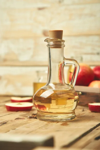 Apfelessig Glasflasche Mit Bio Apfelessig Auf Holztisch Gesunde Biolebensmittel Flasche — Stockfoto